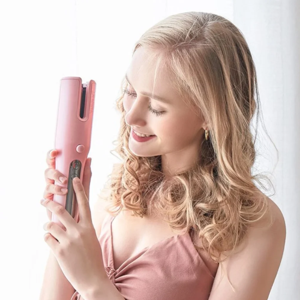 Femme utilisant curlmagic fer à boucler automatique sans fil pour boucles parfaites